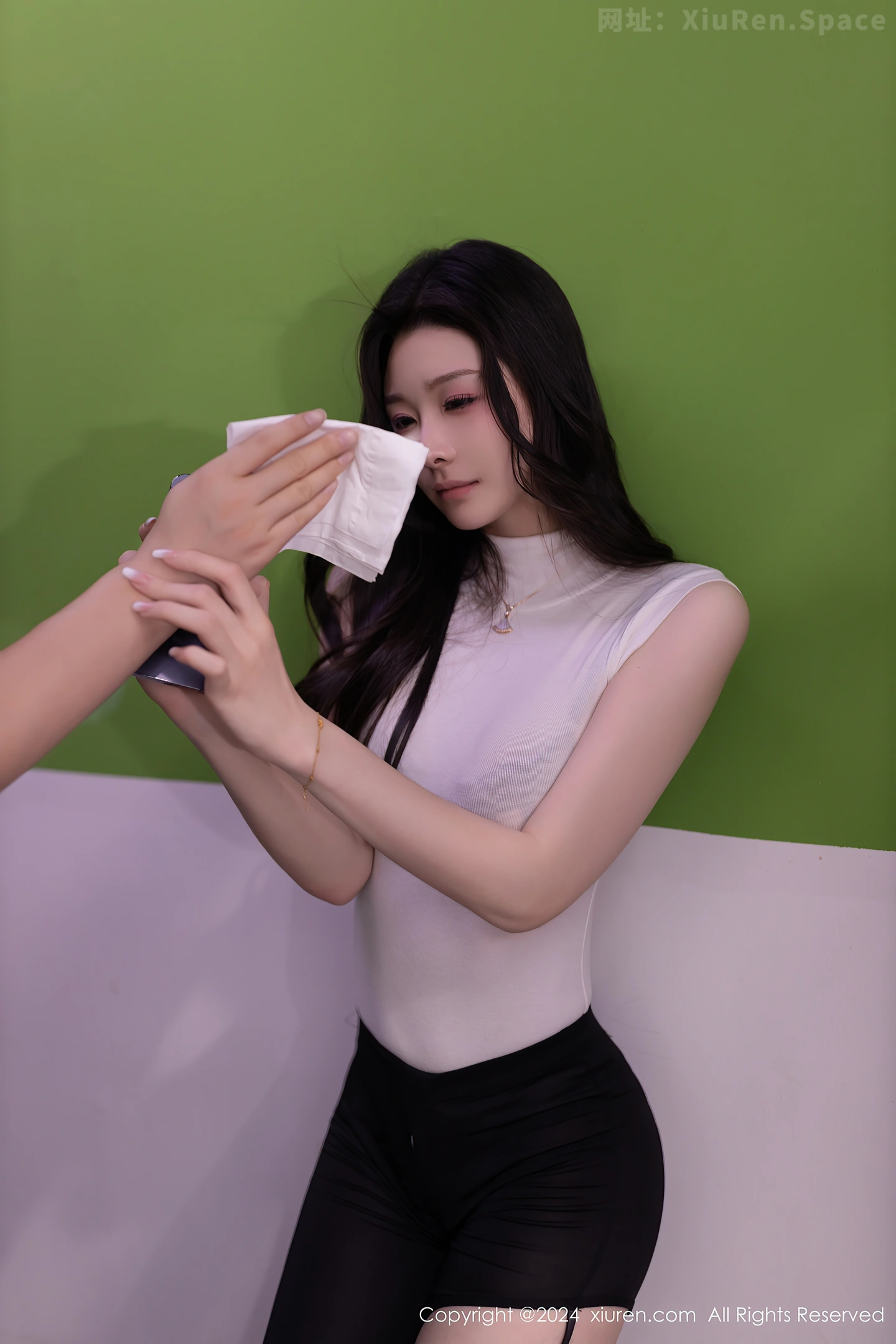 图片[5]-[XiuRen秀人网]VOL.8270 模特小逗逗性感白色上衣配紧身长裤半脱秀曼妙身姿撩人诱惑写真80P-秀人网官方网站